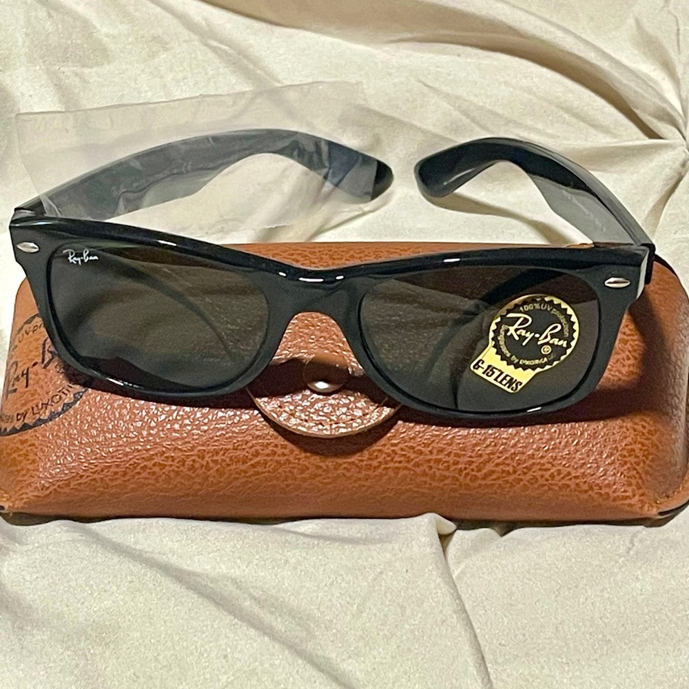 Ray-Ban Wayfarer Sunglasses - NEW. Authentic